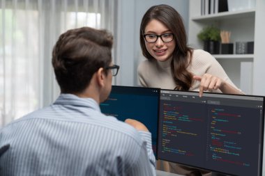 Uygulama ve program kodlaması için bilgisayar ekranında yazılım geliştirme programlama