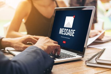 Bilgisayar ekranında rahatça görünen e-posta bildirim iletisi. Dijital pazarlama iletisi bilgi metni iş dünyasından müşteriye