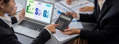 İş zekası ve veri analizi kavramı. Analizci ekibi laptop ekranında finansal veri analizi üzerinde çalışıyor. Etkili iş stratejik planlama için pazarlama göstergesi olarak. İçgörü