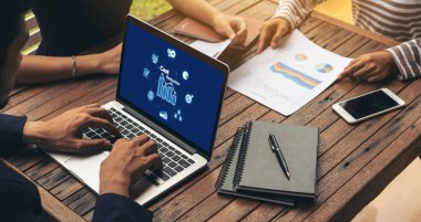 Maliyet düşüşü, bilgisayar ekranında görülen maliyet tasarrufu kavramı, kurumsal işletmeler gereksiz harcamaların azaltılması yoluyla maliyet ve şirket kaynaklarını etkili bir şekilde tasarruf eder