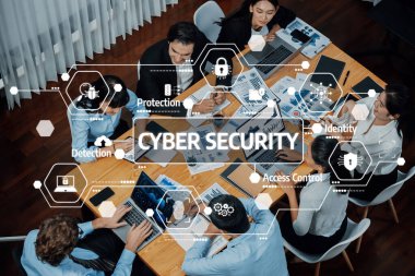 Konferans masasında siber güvenlik stratejileri ile uğraşan bir ekip, çeşitli teknolojiler ve koruma ve kimlik yönetimini geliştirme amaçlı işbirliği çabalarını sundu. Dostluk