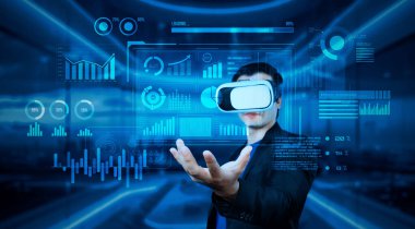 VR gözlüklü proje yöneticisi elinde mali tablo ve ofiste parlayan mavi ışık tutuyor. Yetenekli iş adamı artırılmış gerçeklikten elde edilen verileri kullanarak pazarlama stratejisini kontrol edip planlıyor. Yaratıcılık.