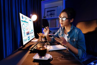 Sunucu kanalı Asyalı etkileyicisi, sosyal medyada kulaklık takarak iş grafikleri ekranında dinleyicileri selamlıyor ve Neon Modern Stüdyoları 'nda internet üzerinden koçluk yapıyor. Taktik.