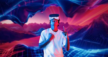 VR gözlüklü oyuncu soyut arkaplanda dururken bulmacayı çözer. Afrikalı adam arttırılmış gerçeklik teknolojisi kullanarak metaevrene girerken oyunu kazanıyor. Yaratıcılık.