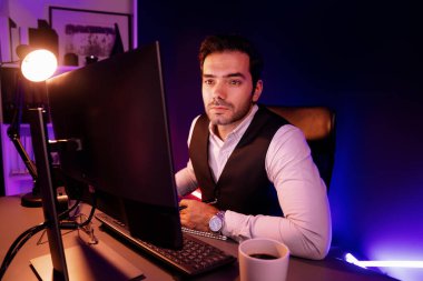 Akıllı iş adamı, gece geç saatlerde Mor Neon Loş Işıklı Ev Ofisi 'nde bilgisayar ekranında hizmet ürün veritabanı satış kanalında araştırma hedef pazarı ile birlikte çalışıyor. Tahmin et..