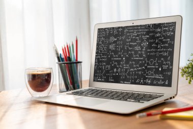 Bilgisayar ekranında bilim ve eğitim kavramını gösteren matematiksel denklemler ve modem formülü