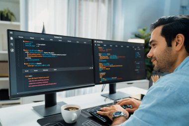 Modern ofisteki web sitesinde son güncelleme sürümü için iki pc ekranda akıllı bilişim geliştirici yazılım geliştirme kodlaması üzerinde yoğunlaşmak, virüs yazılım uygulama programı yaratmak. Tahmin et..