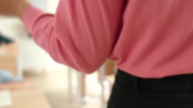 Kafkasya öğretmeninin arka görünüşü farklı öğrencilere karatahta başında durmayı öğretiyor. Profesyonel eğitmen, öğrenciyken sınıf çalışmalarını açıkla ve dikkatlice dinle. Eğitim konsepti. Pedagoji.