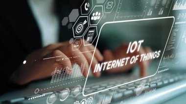 Dijital Grafikler ve Veri Görselleştirmeleri ile çevrili Klavyede Elleri Yazan Şeylerin Yenilikçi İnternet Kavramı. Asemptotik akıllı veri analitiği.