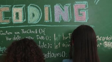 Değişik öğrenci yazılarının arka plan görüntüsü teknede hızlı yazarken, kız kendinden emin bir şekilde kollarını kavuşturarak kameraya bakıyor. Bir grup mutlu çocuk tahtayı kullanarak plan yapıyor. Pedagoji.