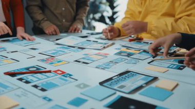 Değişik profesyonellerin renkli yapışkan notlar, model tasarımlar ve dijital araçlarla kaplı bir masada birlikte çalıştığı dinamik bir beyin fırtınası oturumu gerçekleşiyor. SACTR