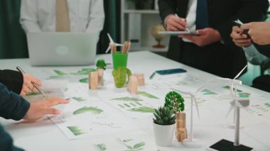 İş adamları modern bir çalışma alanı etrafında toplanarak stratejik planlama ve beyin fırtınası, takım çalışması, yaratıcılık ve proje başarısı için yenilikleri ön plana çıkarıyorlar. SACTR