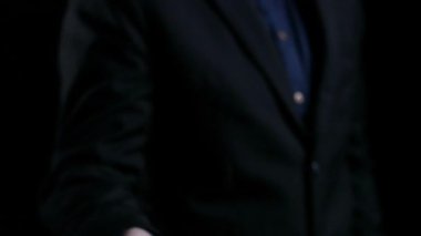 Gülümseyen simgelerle ve derecelendirme yıldızlarıyla akıllı telefon arayüzü kullanarak kullanıcı memnuniyeti değerlendirmesini gösteren yenilikçi bir konsept, müşteri geribildiriminin önemini vurguluyor. Dörtgen