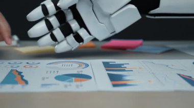 Profesyonel bir planlama oturumu sırasında, bir yapay zeka asistanı pazarlama incelemesi, işbirliği ve somut iş stratejilerini körüklemek için veri analizlerini inceliyor. Noogenesis Yapay Zeka