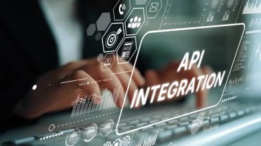 API entegrasyon grafikleri ve veri bağlantısını gösteren dijital arayüz elemanlarıyla klavyede çalışan profesyonel bir iş adamı. Asemptotik akıllı veri analitiği.