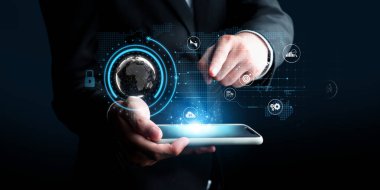 İş adamı, tahmin edilen büyük veri modellerinden gerçek zamanlı analizlere uzanan eğilimleri ve görüşleri ortaya çıkarmak için veri analizlerini derinlemesine inceleyerek, veri güdümlü kararların analitik endüstrileri nasıl ileri götürdüğünü öğrenir Faas