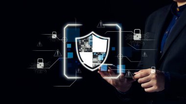 Teknoloji grafikleriyle çevrili bir kalkan ikonunu gösteren modern bir dijital güvenlik konsepti, günümüz dijital ortamında siber güvenlik ve veri korumanın önemini vurguluyor. Dörtgen