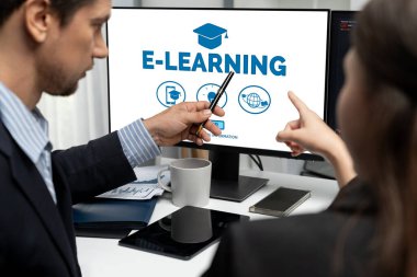 İnternet ağında öğrencilerin çalışabilmesi için canlı yazılımlı e-öğrenme sitesi