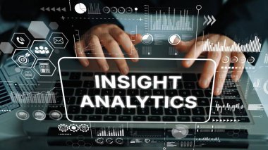 Data Graphics ve Technology Icons tarafından çevrelenmiş Laptop 'ta Elle Yazılan İç Görüş Analitik Kavramı. Asemptotik akıllı veri analitiği.