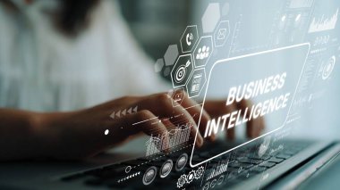 Ofis ortamında dizüstü bilgisayardaki Veri Görselleştirme ve Analiz Arayüzü ile Modern İş Zekası kavramı. Asemptotik akıllı veri analitiği.