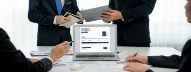 Muhasebe uygulamasından gelen fatura bilgisayar ekranında. Şirket işlerinin finans ve bütçesi için bilgisayar programı. canlı.