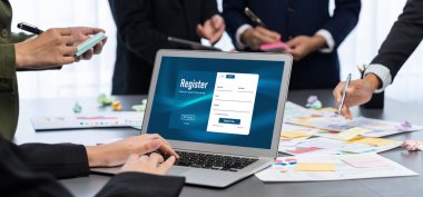 Analizci ekibi yaratıcı ve analitik beyin fırtınası fikri için bilgisayar ekranında BI veri paneli olan yapışkan bir not kullanıyor. Pazarlama stratejisi için finansal veri görselleştirme teknolojisini analiz et. Dahi.