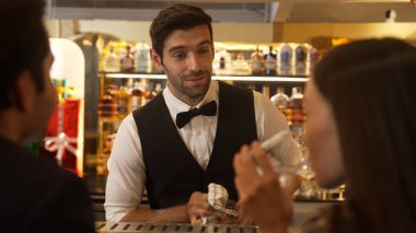 Lüks barlarda cin kokteyli ya da tonik servisi yapan zeki barmenlere odaklanmak, sıcak gece kulübünün arka planında VIP müşteri çiftiyle canlı sohbetler yapmak. Vinosity.