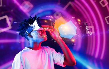 Genç bir birey, finansal planlama ve pazarlama stratejilerini geliştirme amaçlı yenilikçi veri görselleştirme teknikleriyle uğraşırken sanal gerçekliği deneyimliyor. XDMCP