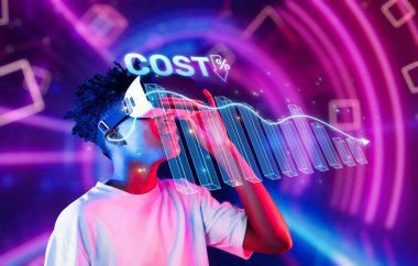 Genç bir insan, grafik ve veri görselleştirmesi ile dolu dinamik ve renkli bir dijital manzarada maliyet azaltma stratejilerini araştırırken sanal gerçeklik teknolojisiyle ilgilenir. XDMCP