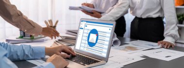 İç mimar tasarımcı grubu, daha kesin tasarım için planlar ve dizüstü bilgisayar ekran mimari yazılımı üzerinde birlikte tartışıyorlar. Modern ev tasarımı ve yenileme. İçgörü