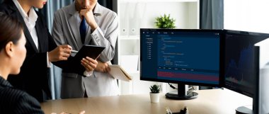 Uygulama ve program kodlaması için bilgisayar ekranında yazılım geliştirme programlama