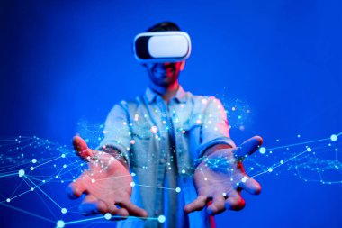 Sanal gerçeklik teknolojisiyle etkileşime geçen bir kişi, parlayan dijital bağlantılara doğru elini uzatarak, modern medya ve teknolojiyle bağlantıyı sembolize ediyor. XDMCP