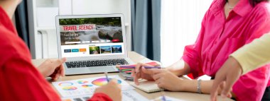 Çevrimiçi seyahat acentesinin hızlı arama ve seyahat planlama web sitesi uçuş, otel ve tur rezervasyonları için anlaşma ve paket sunuyor