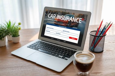 Araba sigortası internet sitesi, arabanızın hasarının rahat olduğundan emin olmak için ekranda.