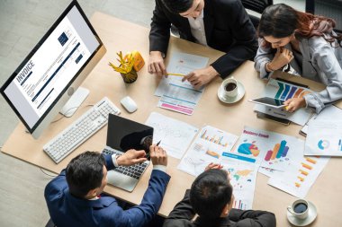 Muhasebe uygulamasından gelen fatura bilgisayar ekranında. Şirket işlerinin finans ve bütçesi için bilgisayar programı. Rahatça..