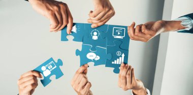 Üst düzey panorama panorama iş adamlarının masa üzerinde yapboz yapbozu yapmaları, iş ortaklığını ve insan kaynakları için kolektif takım çalışmasını ve iş arayan geçmişini sembolize ediyor. Kurnaz Dostluk