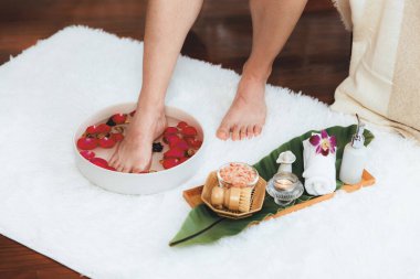 Adam lüks kaplıcalarda mutlu ayak masajına devam ederken, masör de hafif gün ışığı atmosferinde refleksoloji terapisi ya da otel ayak spa 'sında. Sessiz.