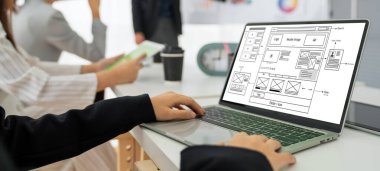 Web sitesi tasarım yazılımı çevrimiçi perakende ticaret ve e-ticaret için model şablonu sağlar