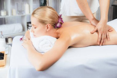 Kafkasyalı kadın müşteri stres önleyici spa masajının keyfini çıkarıyor ve lüks otel ya da oteldeki gündüz açık ortam güzellik salonunda güzellik teniyle eğleniyor. Sessiz.