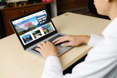 Model arama ve seyahat planlama için internet sitesi uçuş, otel ve tur rezervasyonları için anlaşma ve paket sunuyor