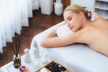 Kafkasyalı kadın müşteri stres önleyici spa masajının keyfini çıkarıyor ve lüks otel ya da oteldeki gündüz açık ortam güzellik salonunda güzellik teniyle eğleniyor. Sessiz.