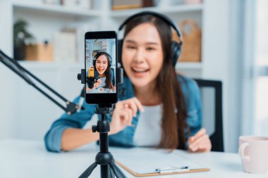 Yaratıcı yayıncı genç ve güzel Asyalı 'nın sunucu kanalındaki seçici odaklı telefon stüdyodaki dinleyiciyle günlük hayatta pazarlamayı veya danışmanı desteklemek için online olarak konuşuyor. Taktik.