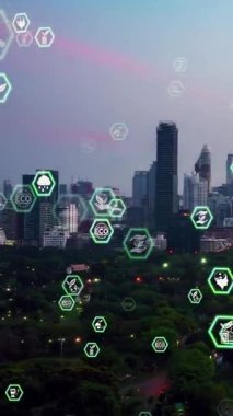 Çevre kirliliğini azaltmak ve ESG hedeflerine ulaşmak için temiz enerji, geri dönüşüm ve sıfır atık yönetimi yoluyla sürdürülebilir değişim kavramına doğru kayan yeşil şehir teknolojisi .