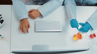 Bilimsel uzmanlığa, laboratuvar ekipmanlarına ve yenilikçi tıbbi biyoteknoloji yazılımına sahip laboratuvar sağlık araştırma ekibi yeni ilaçlar araştırıyor, tedavi geliştiriyor. Ağır çekim. Katı.