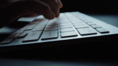 Bilgisayar klavyesinde elleri ve parmaklarıyla yazı yazan yakın plan bir adam. Makro yumuşak odaklı bebek çekimi. Bilgisayar programlama, mesajlaşma çevrimiçi mesajlaşma ve çevrimiçi pazarlama işi konsepti. Topla