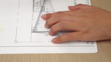Akıllı mimar ya da akıllı mühendisin ölçüm aracı ve el yazısı tasarımı kullanarak mimari ofisteki inşaat doğruluğu için ayrıntılı bir tasarım videosu. Eline odaklan. - Yakın çekim. Tanımlama.