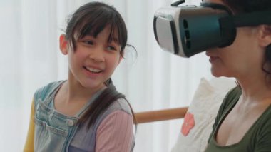 Torun dizüstü bilgisayarı kontrol ediyor. Büyükannem VR ile metaevrene dalıyor. Teknoloji aktivitelerine adapte olan son sınıf öğrencisi yeni nesil çocuklarla iletişim kuruyor. Nesiller arası uçurum aile bağlarını güçlendiriyor. Uyumsuzluk.