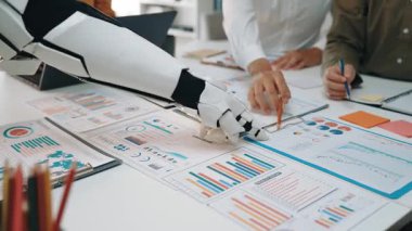 Yapay zekanın kurumsal karar verme mekanizmasını ve veri analizini optimize ettiği dijital bir iş ortamı. Noogenesis Yapay Zeka