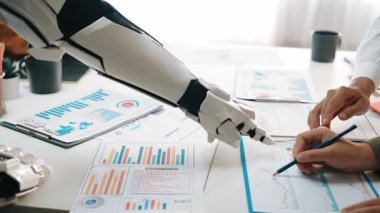 İş adamları, yapay zeka destekli asistanlarla birlikte analizleri iyileştirmek ve kurumsal stratejileri optimize etmek için çalışıyor. Noogenesis Yapay Zeka