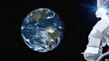 Astronot uzay yürüyüşü yaparken uzay istasyonunda uzay uçuşları yapıyor. Astronot operasyon için tam uzay kıyafeti giyiyor. Bu görüntünün elementleri NASA astronot fotoğraflarıyla donatılmıştır. .